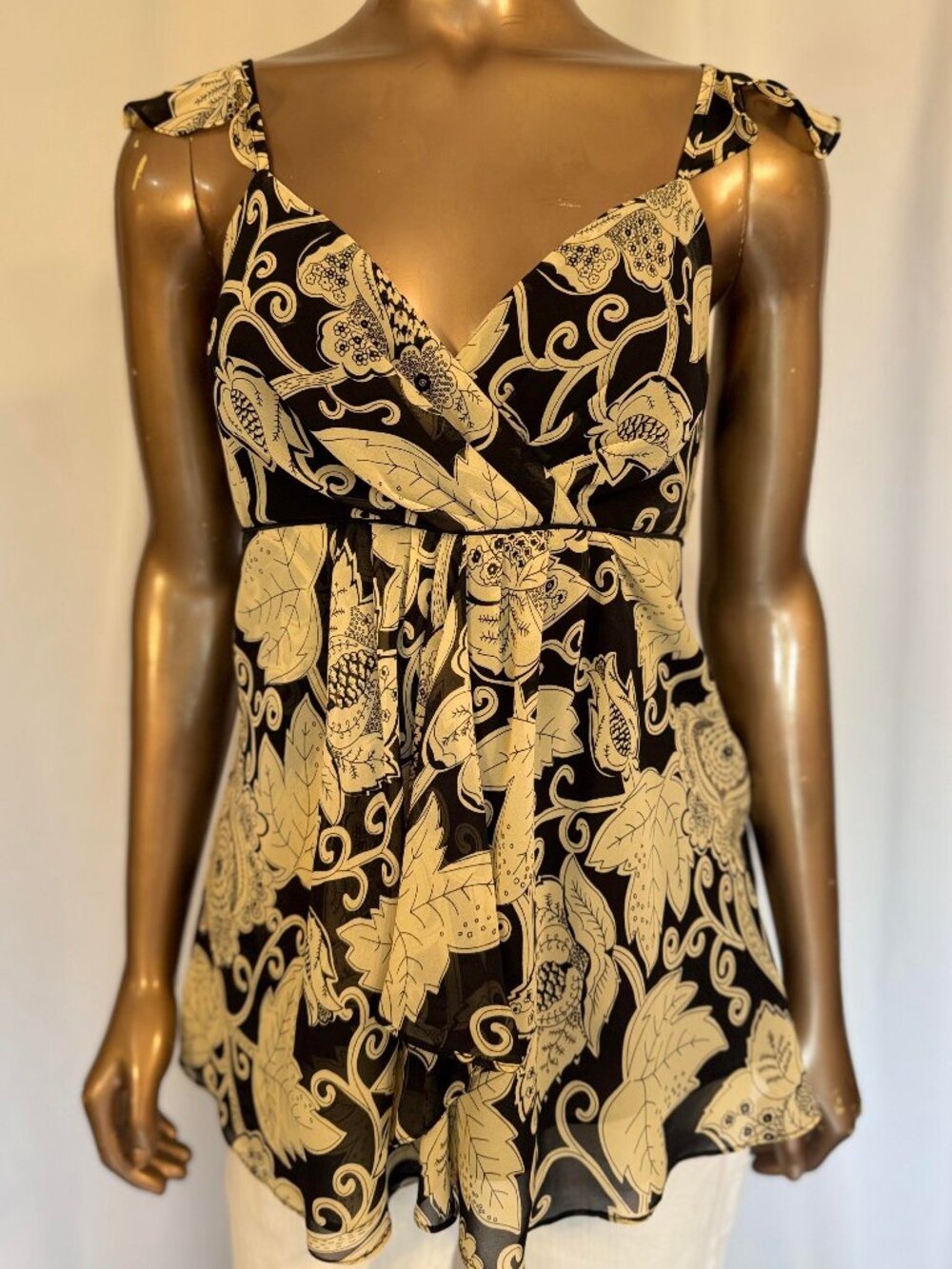 BANDOLINO Sleeveless Blouse with Ruffle Straps and Cross-body Bust